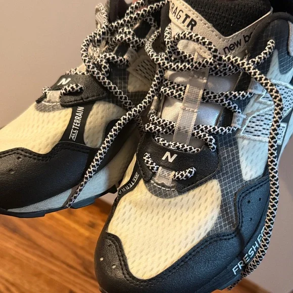 New Balance womens Black and White Sneakers size 7.5 worn twice - Picture 5 of 5